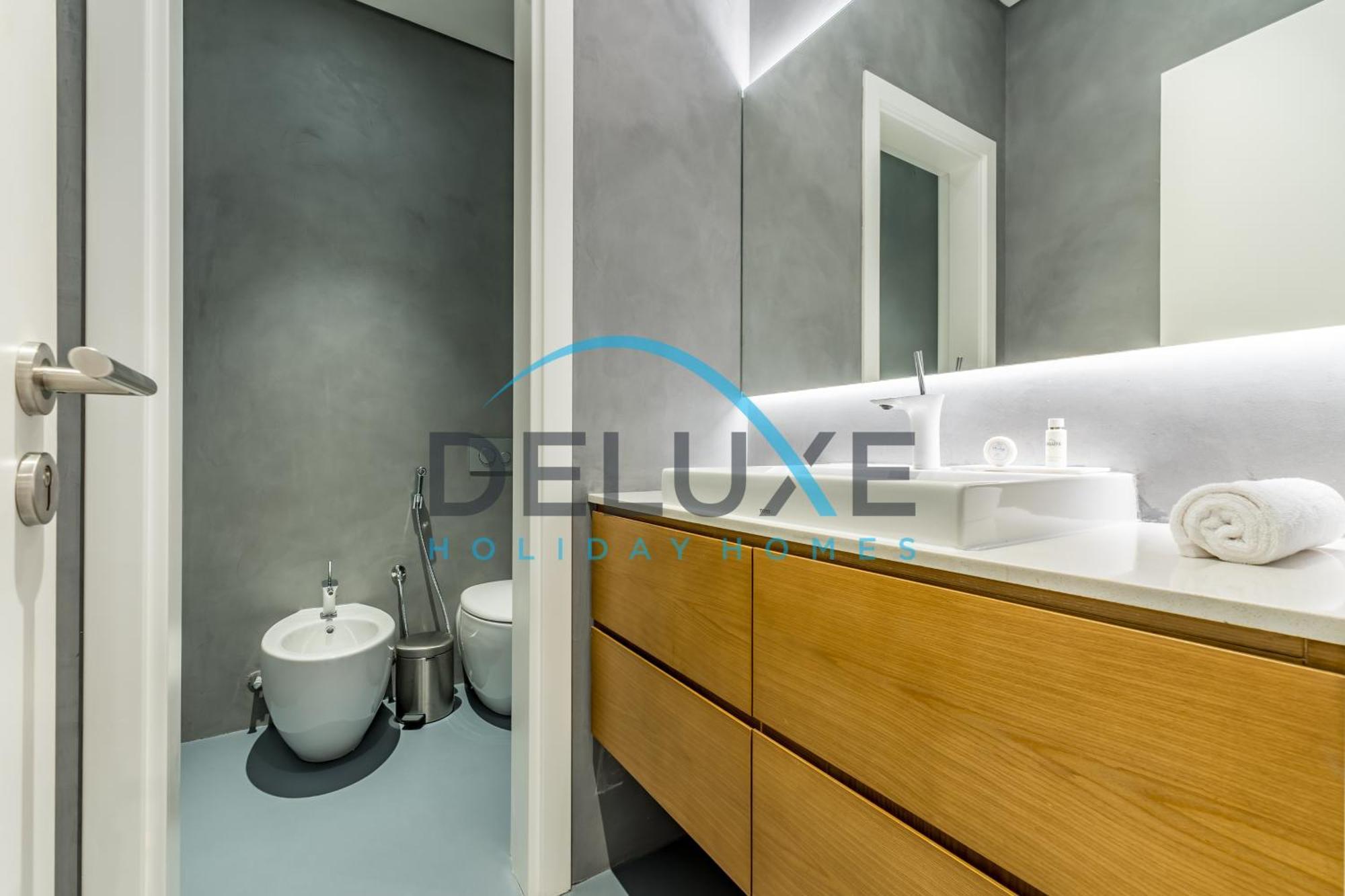 Elegant 6br Beachfront With Rooftop And Own Pool By Deluxe Homes Dubai